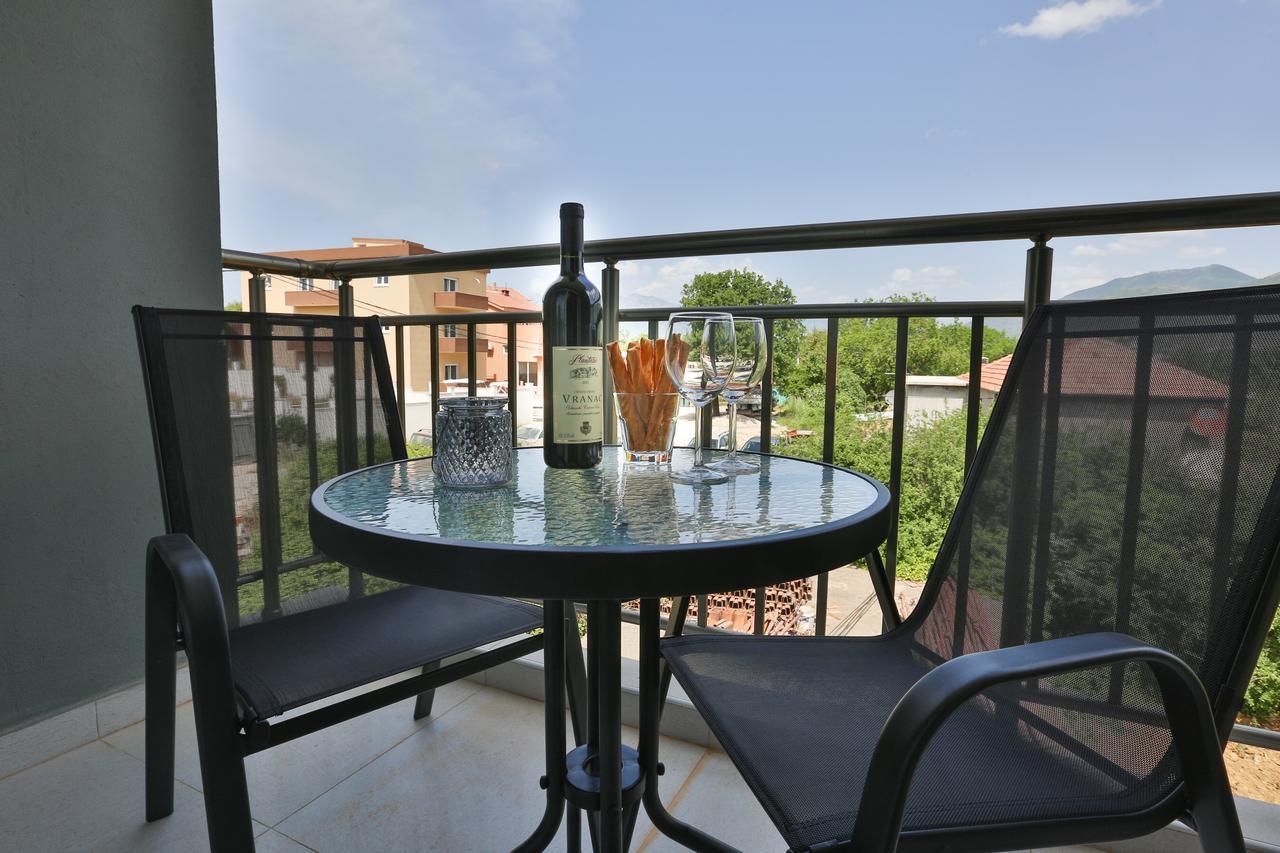 Kristina Apartments Тиват Екстериор снимка