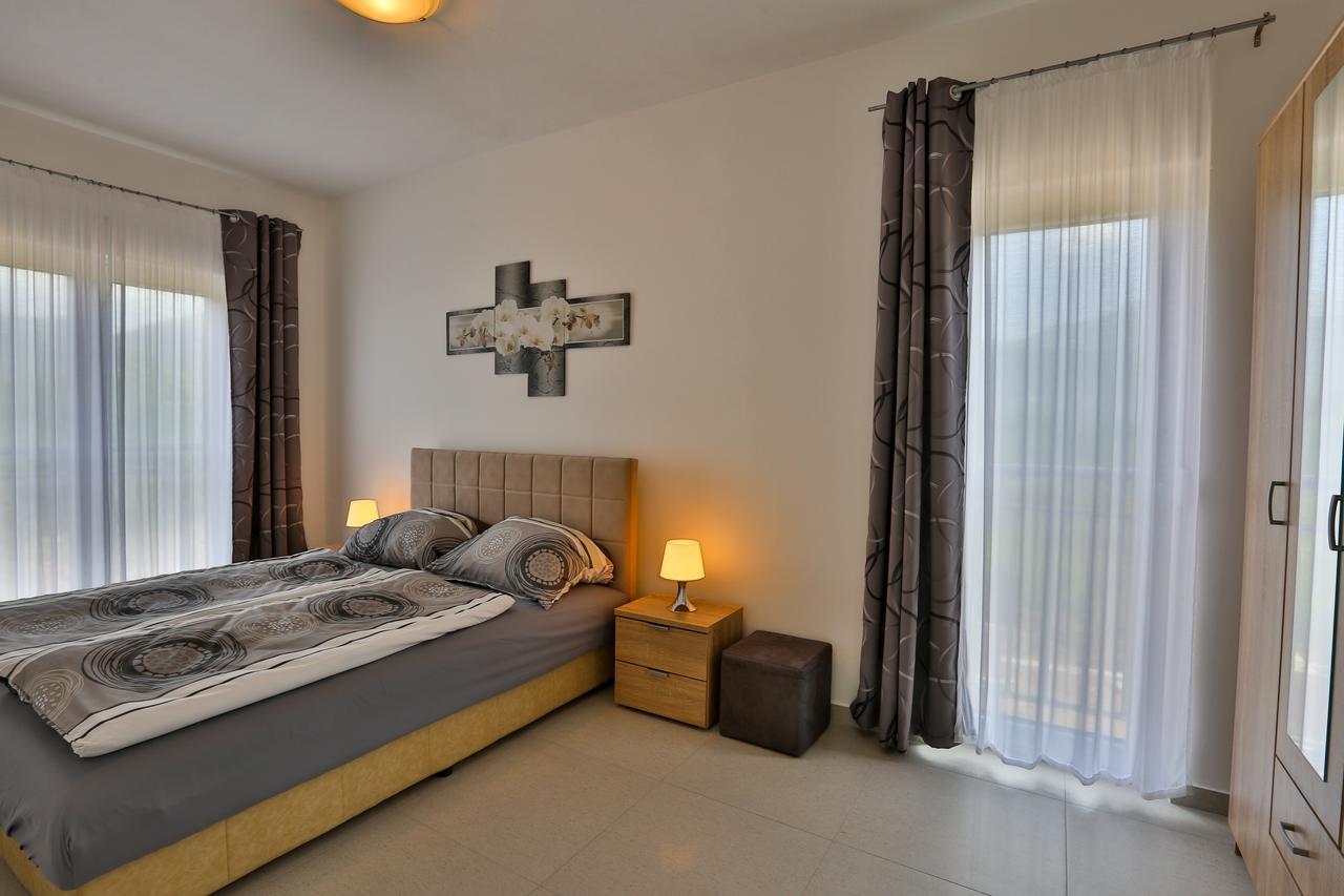 Kristina Apartments Тиват Екстериор снимка