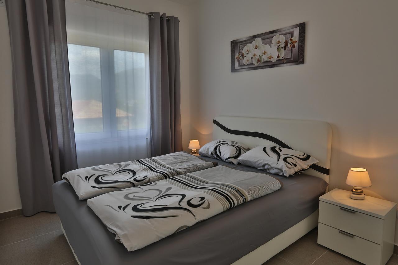 Kristina Apartments Тиват Екстериор снимка