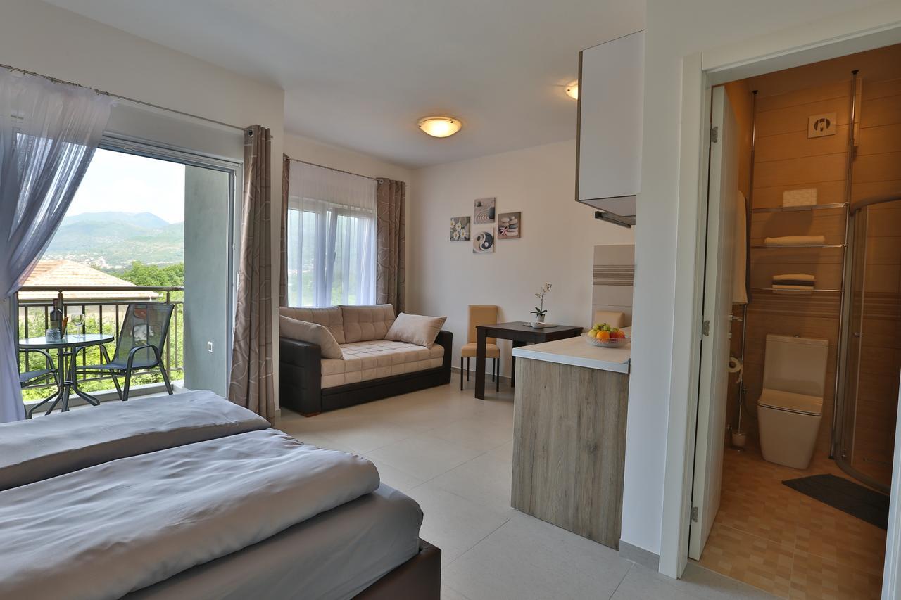Kristina Apartments Тиват Екстериор снимка