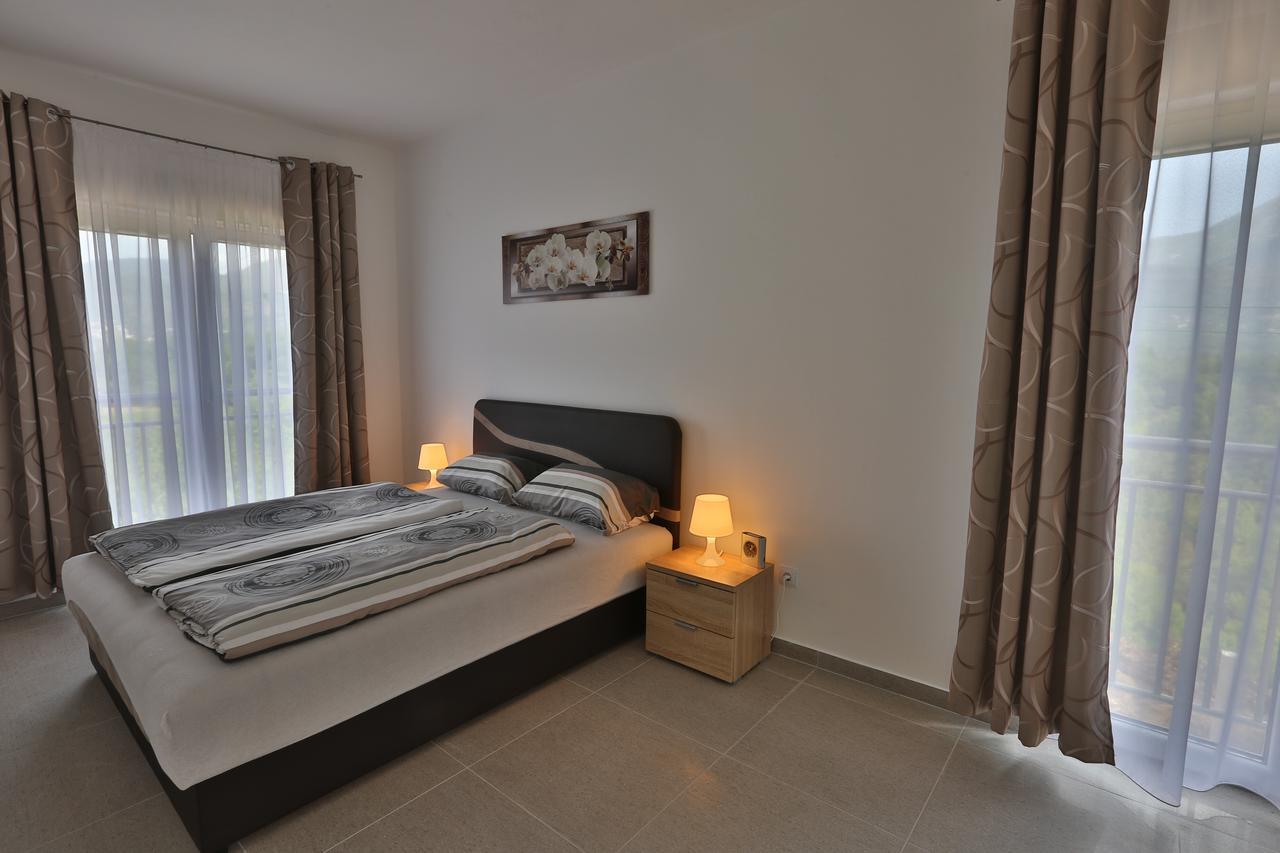 Kristina Apartments Тиват Екстериор снимка