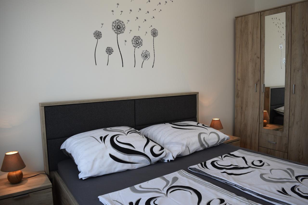 Kristina Apartments Тиват Екстериор снимка