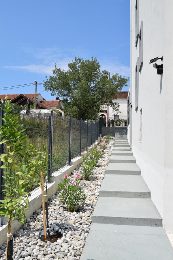 Kristina Apartments Тиват Екстериор снимка